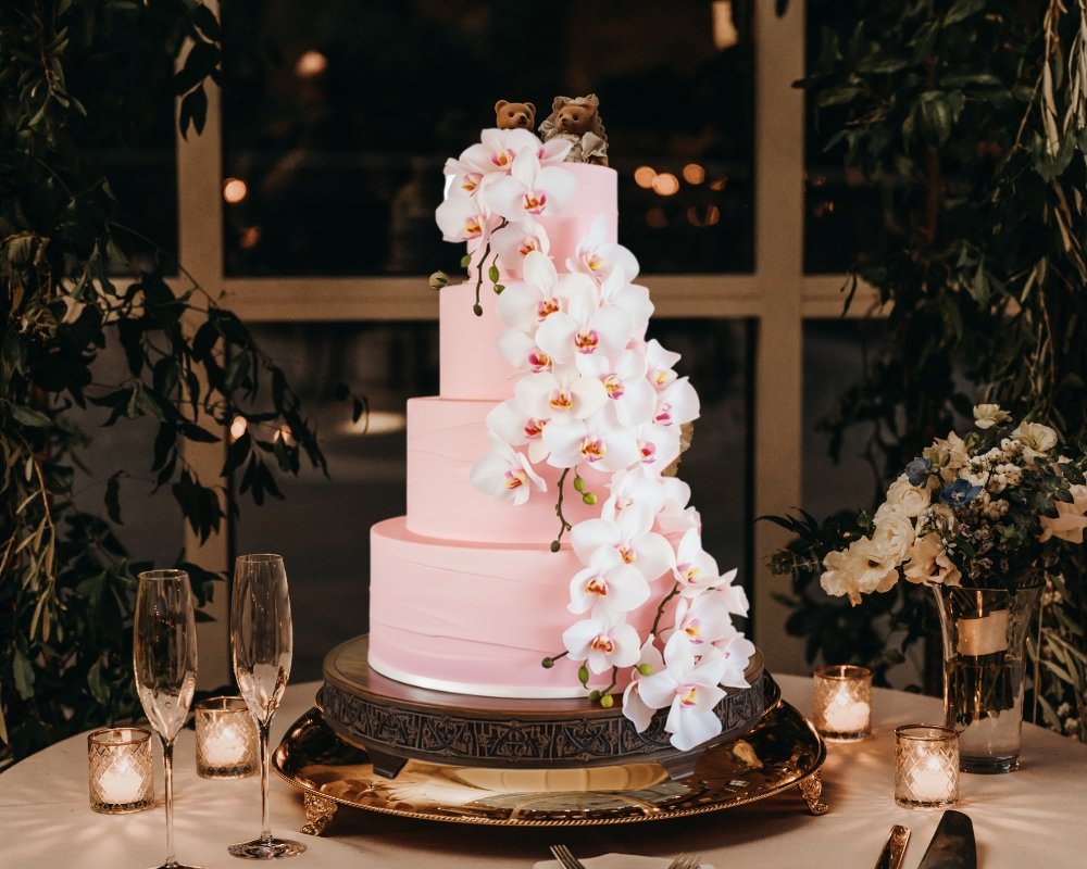 An elegant multi-tier wedding cake.
